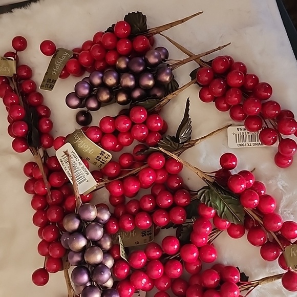 ARTIFICIAL  RED & PURPLE  BERRIES  PICKS.  ( 14 TOTAL ). - Picture 3 of 3